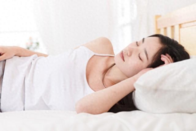 睡觉朝左还是朝右？这个问题确实困扰过很多人。有人说“朝左压心脏”，有人说“朝右影