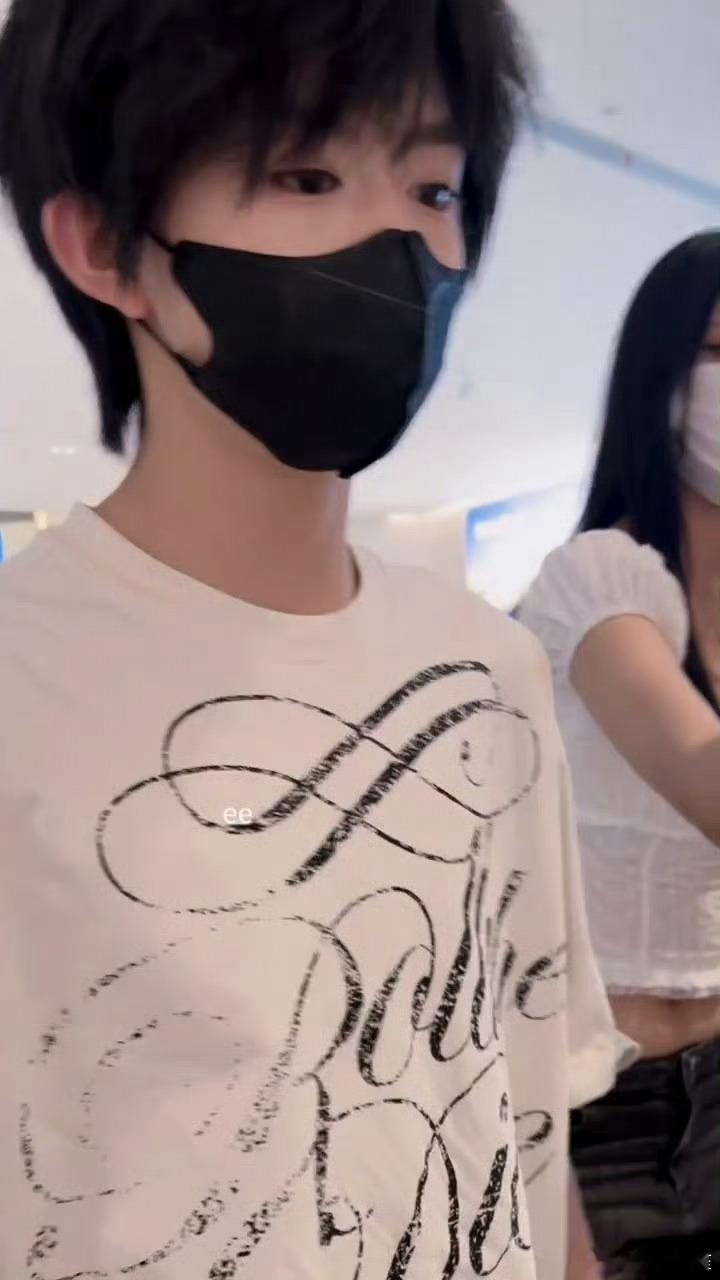 带着淡淡忧郁的小朋友，为啥要造谣他有30个保镖啊[黑线]陈奕恒机场状态 ​​​