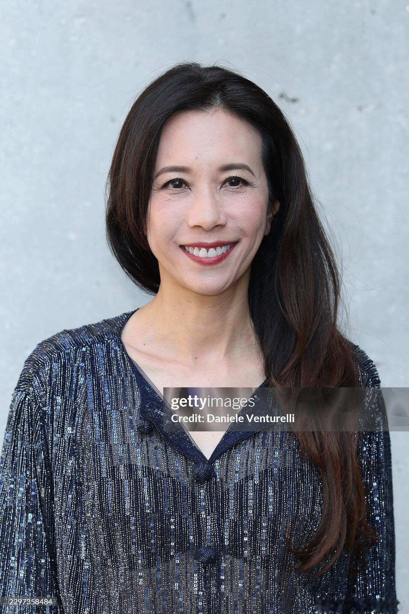 莫文蔚Giorgio Armani 2027春夏大秀生图，身穿品牌标志的蓝调时刻
