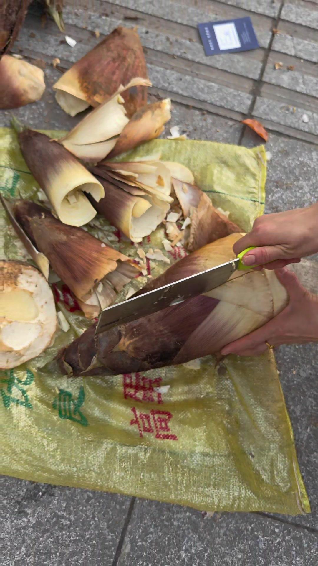 春笋剥法｜从快刀斩麻到巧手剥鲜，日子越透亮

🍃剥春笋的治愈时刻，从利落的刀工