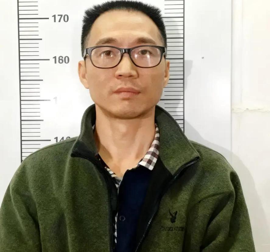 1995年，广东富二代陈恂敏劫走1500万现金，还害死了运钞员。他却隐姓埋名21