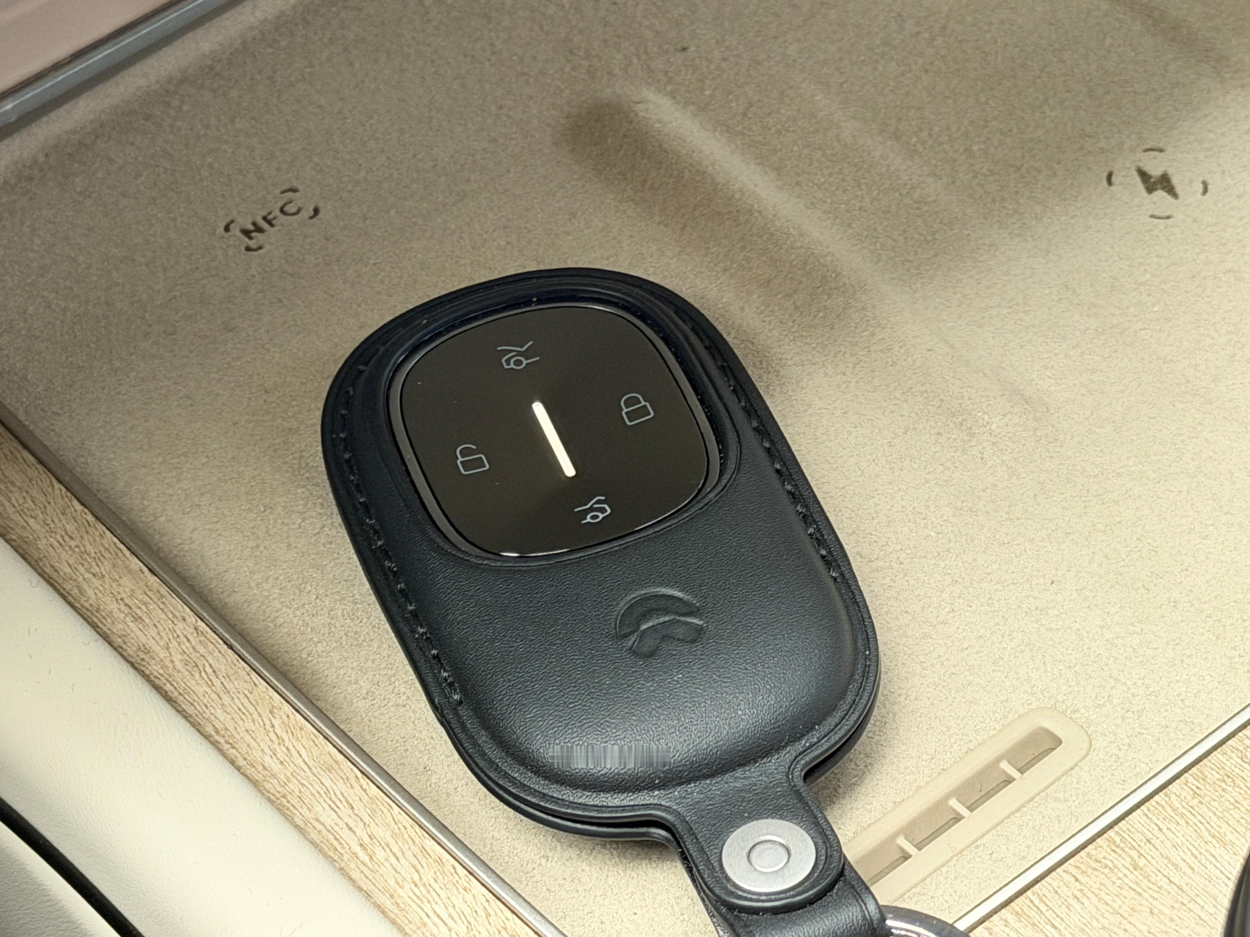 蔚来ES8是我见过第一台，车钥匙可以通过无线充电板进行充电的车，你还知道有其他支