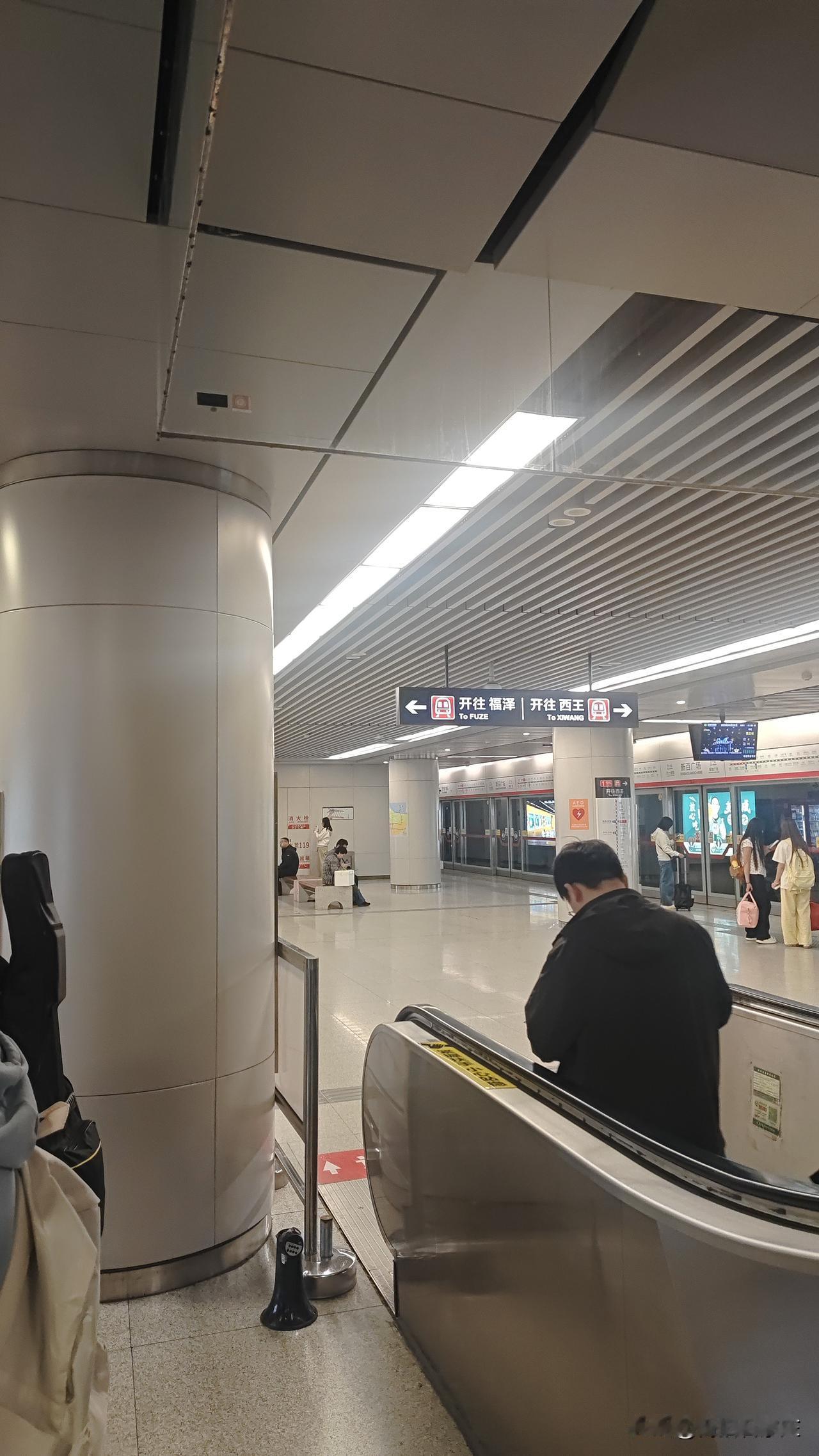 石家庄地铁，乘客越来越多了！
尤其是天热了后，地铁里很凉快，乘客就变多了。
地铁