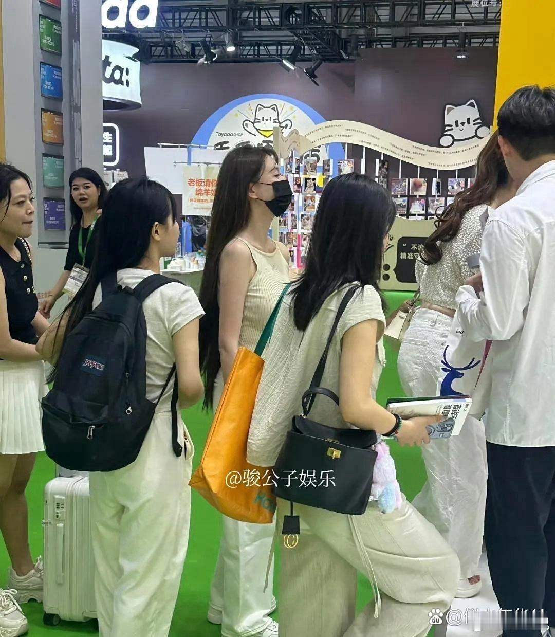 叶珂近日现身某宠物展，她产后身材状态保持得不错，凹凸有致，一头乌黑及腰的长发十分