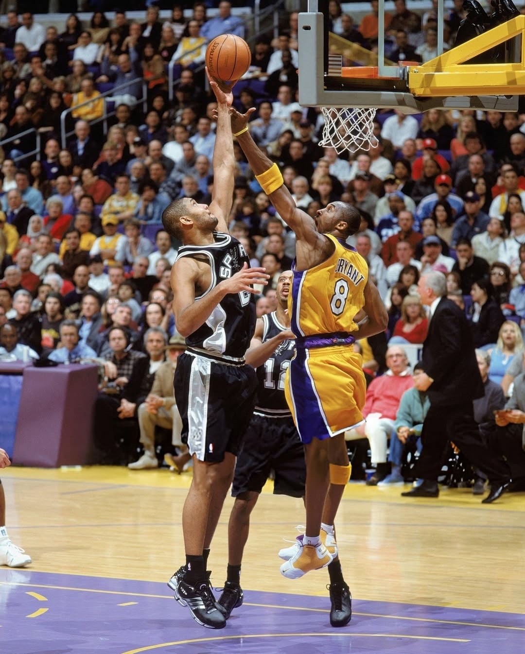 湖人和马刺，两支一样的球队，双方当家球星同样都是顶级后卫vs顶级内线。科比和邓肯