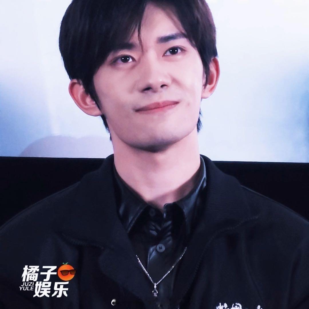 千玺听到粉丝说他总演小苦瓜的反应太喜欢易烊千玺的浅笑了 