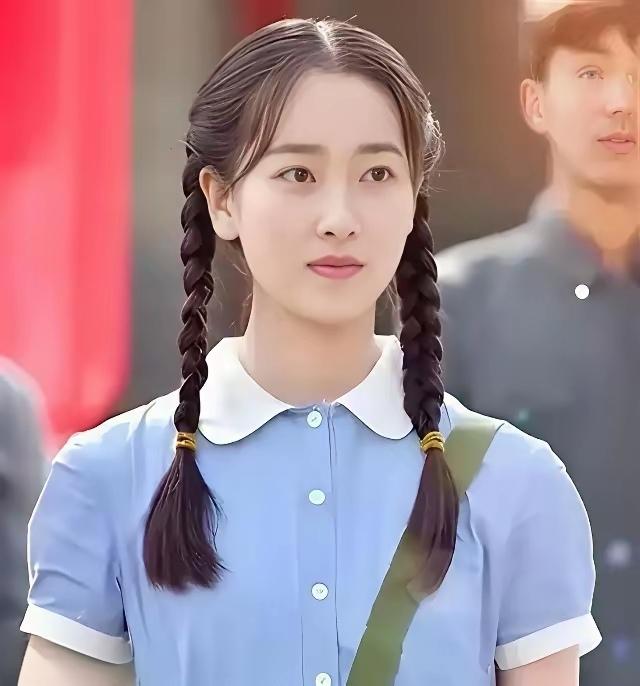 《九个弹孔》在央8黄金档开播了！看了前两集，就觉得这部剧好看。不仅演员好，故事情