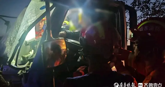 果然视频|一货车失控撞上路边树木，消防员破拆施救