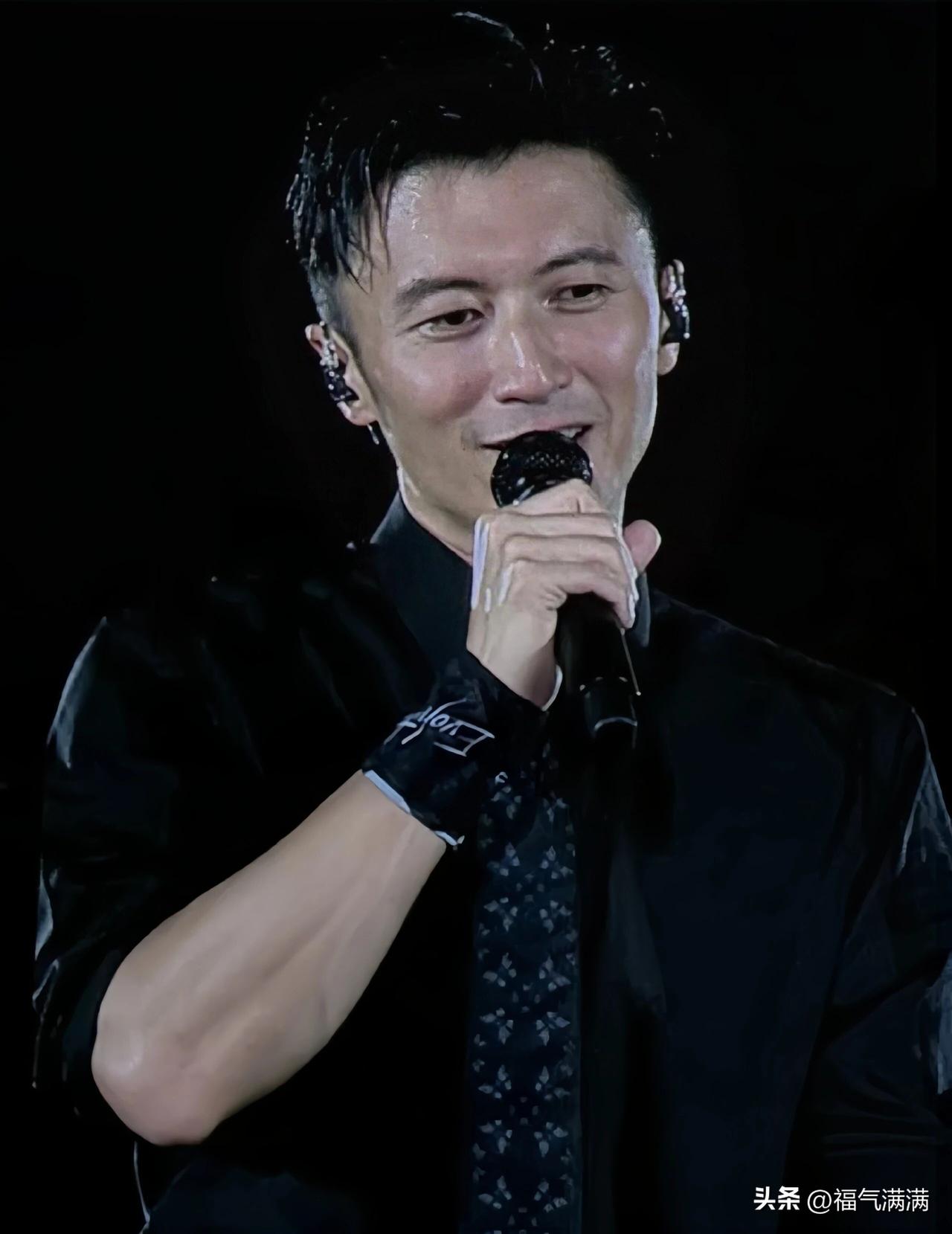 7月25日青岛，4.4万人到场。
没有花篮，没有应援灯牌，全场黑衣。
谢霆锋戴着