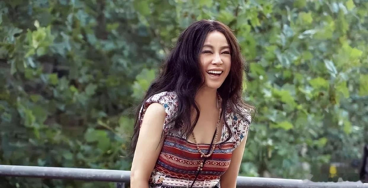 美妆圈里流传着这样一句话：毛戈平就是为刘晓庆化妆，把她化得红红火火的。早年间，刘