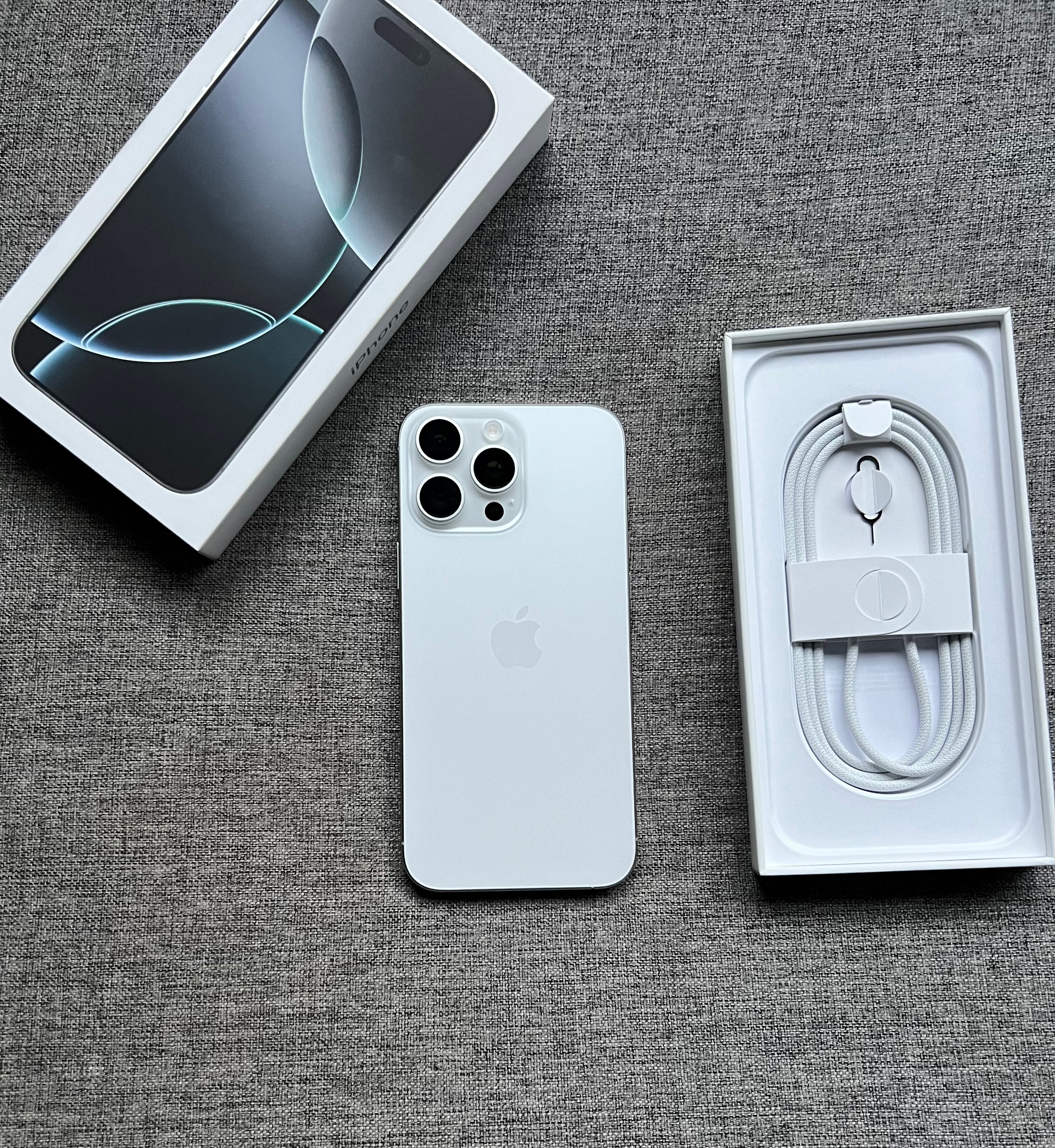 港行带票，iPhone16 Pro Max 256G 白色，屏幕完美，中框细微痕
