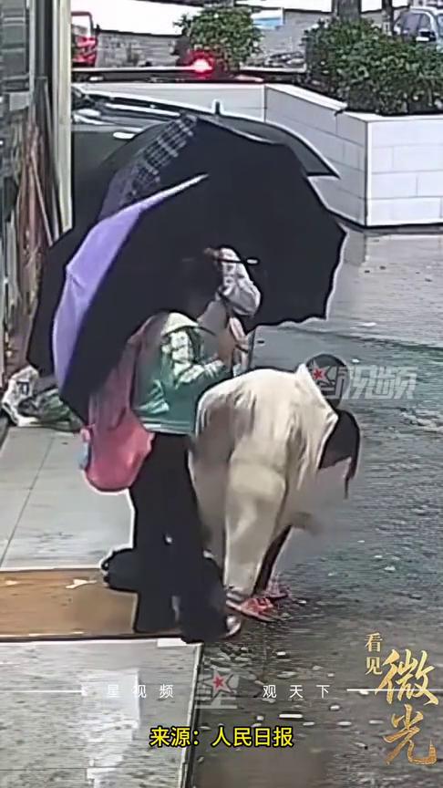 三名小学生发现一名走失的小男孩，背着去派出所求助。
来源：人民日报。
把自己的外