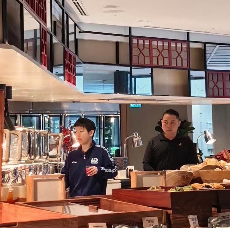 WTT新加坡大满贯，孙颖莎今天早上在酒店餐厅吃早餐。莎莎是重点保护对象，就连吃早