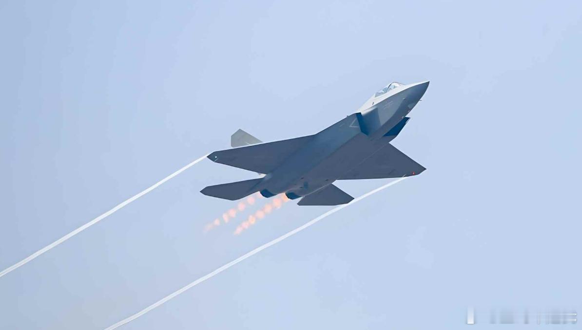 不可思议！外媒竟然批评J-35战机的温室气体排放中国最新型隐形战斗机刚刚完成飞行