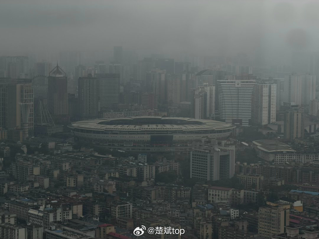 君悦酒店俯瞰湘江，还有旁边的贺龙体育场，长沙我来的次数不多，但这个位置很熟悉。 