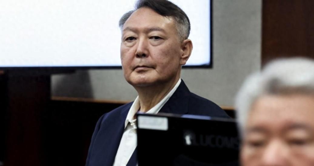 今天韩国政坛抛出惊天大瓜直接霸占全球热搜，前总统尹锡悦在首尔中央地方法院受审，独