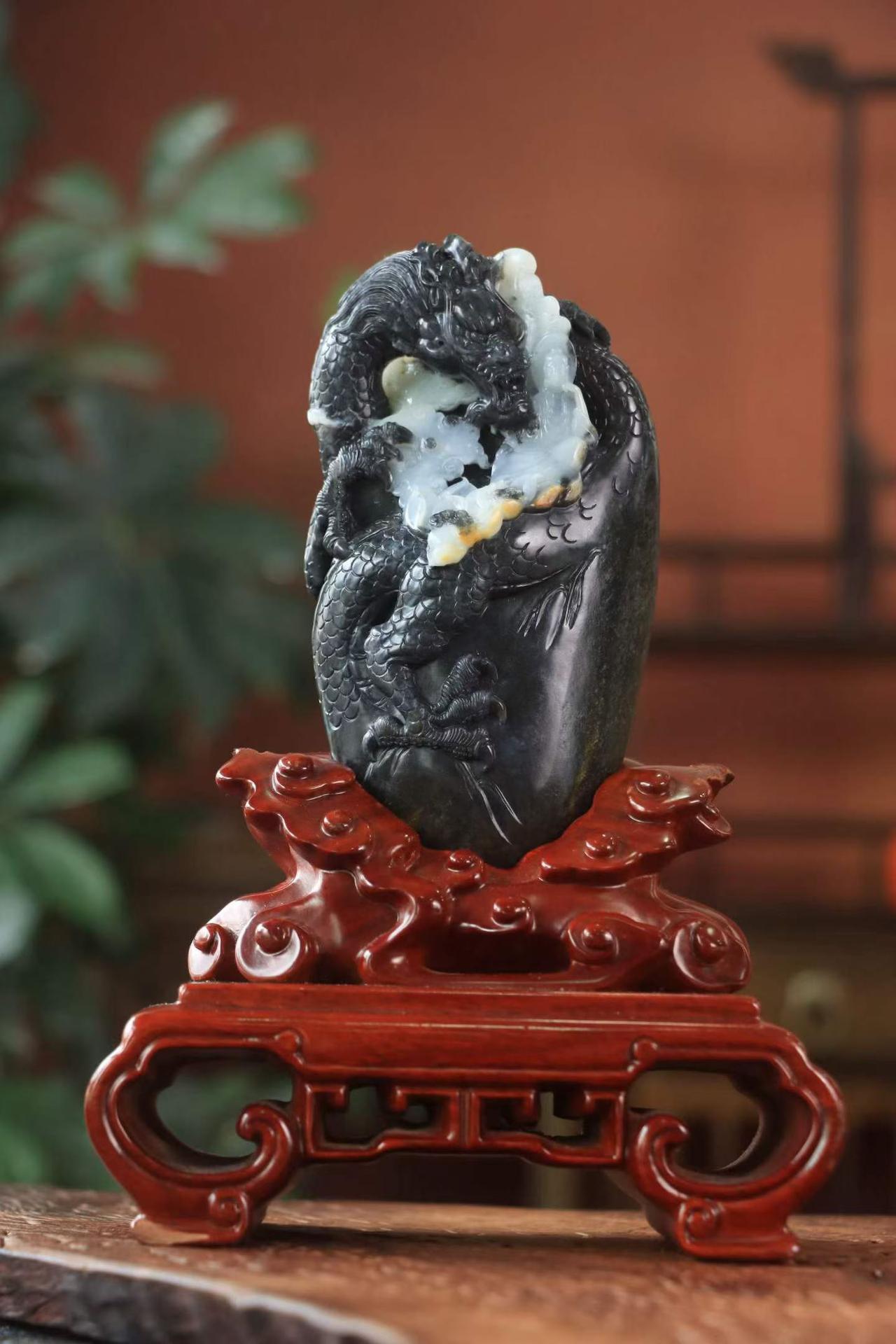 ​          〈御龙观音·青花·小摆〉

精选和田玉籽料青花，色泽娇嫩鲜