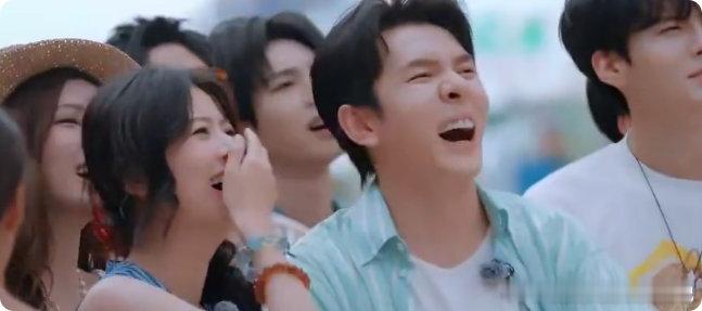 尚雯婕[超话]尚雯婕一生要强的中国女人谁看尚雯婕不笑啊！腿受伤了还蹦跶着上台阶玩