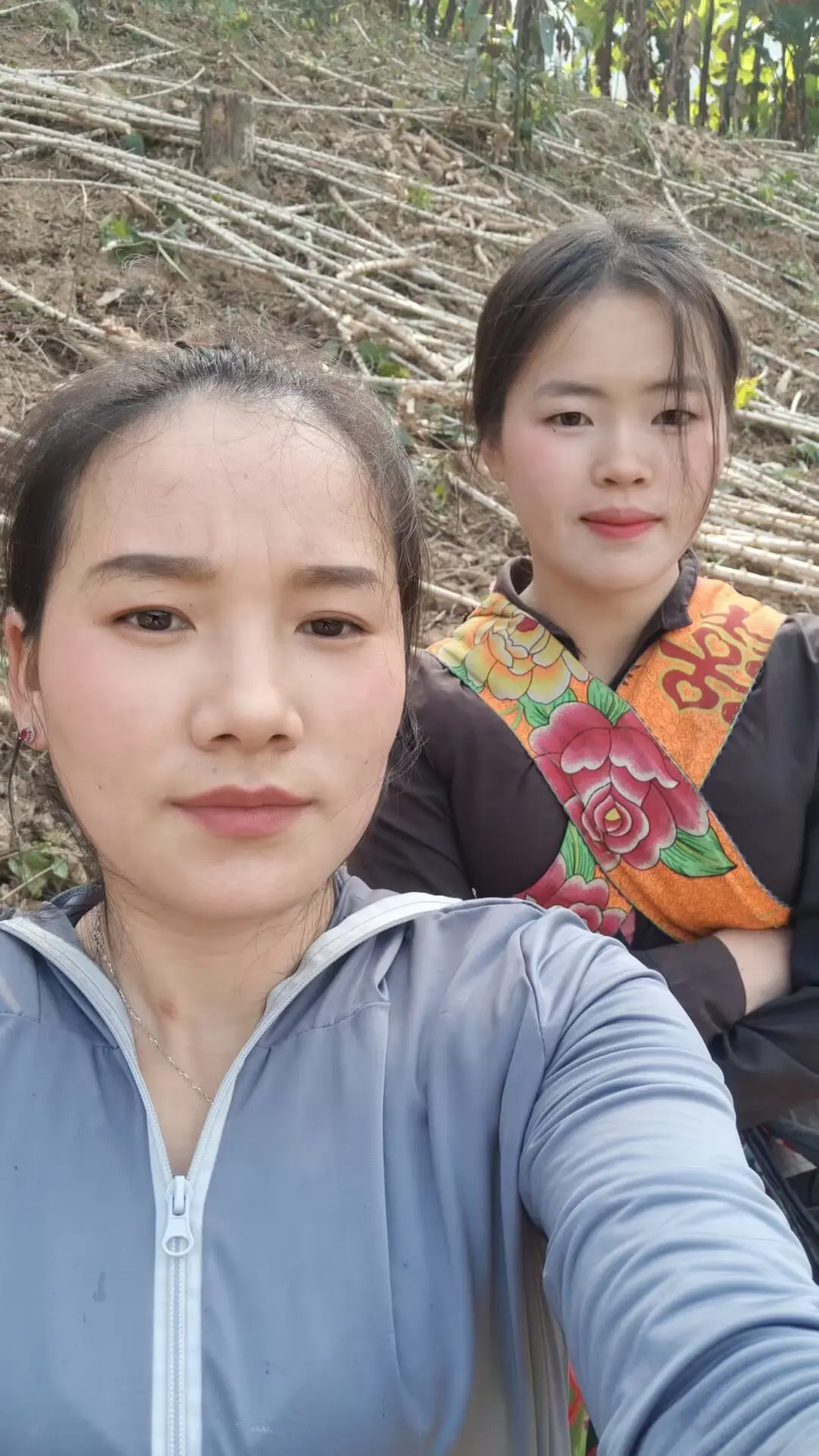 苗族姑娘 吃烧烤喝啤酒 正在努力的彝族姑娘