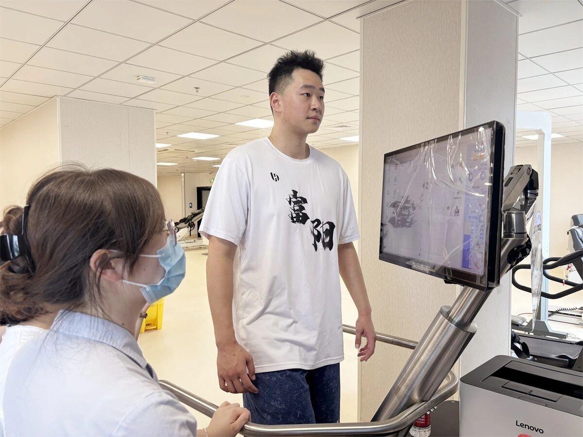 孙江豪，队危，速归！容易被台州队黑四了！
还以为富阳队的内线核心是夏森，球迷们苦