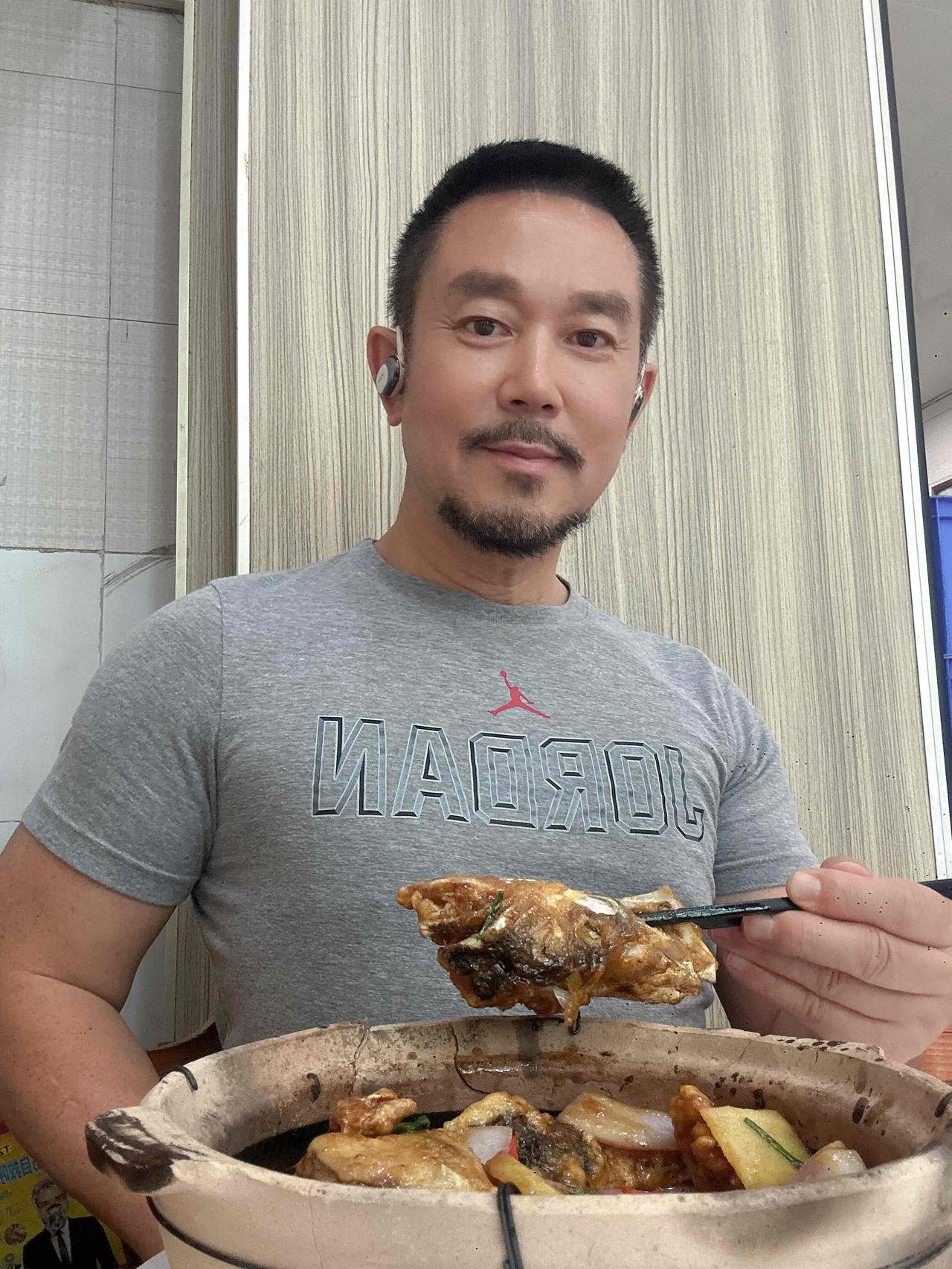 【久违的广州传统美食：啫啫煲】因为参加广州电视台一年一度的体检，难得回到广州的老