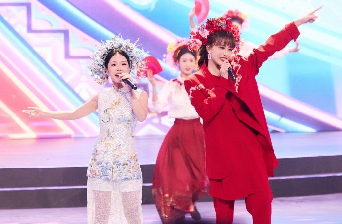 姬天语 春晚闽南歌唱出两岸同心 听着《欢喜就好》的旋律，看着簪花在灯光下流转，突