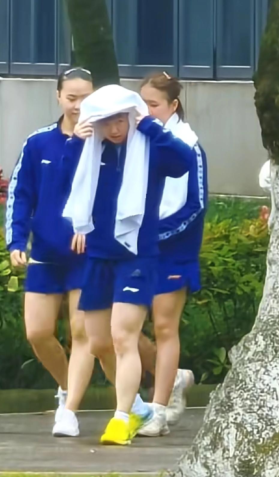 4月13日，如此鲜活的小莎，拿大毛巾蒙着头，一点儿都不作的乖萌萌，你咋没穿小袜子