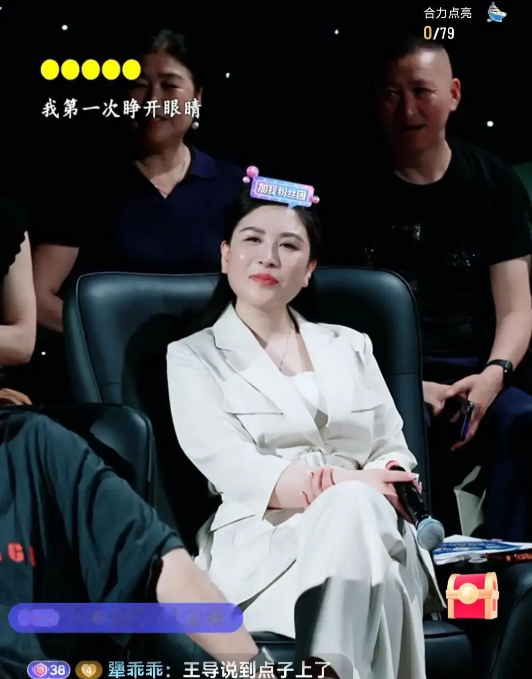 吴莫愁站在县城楼盘的红地毯上，是2026年3月。

台下不是荧光棒，是红色充气拱