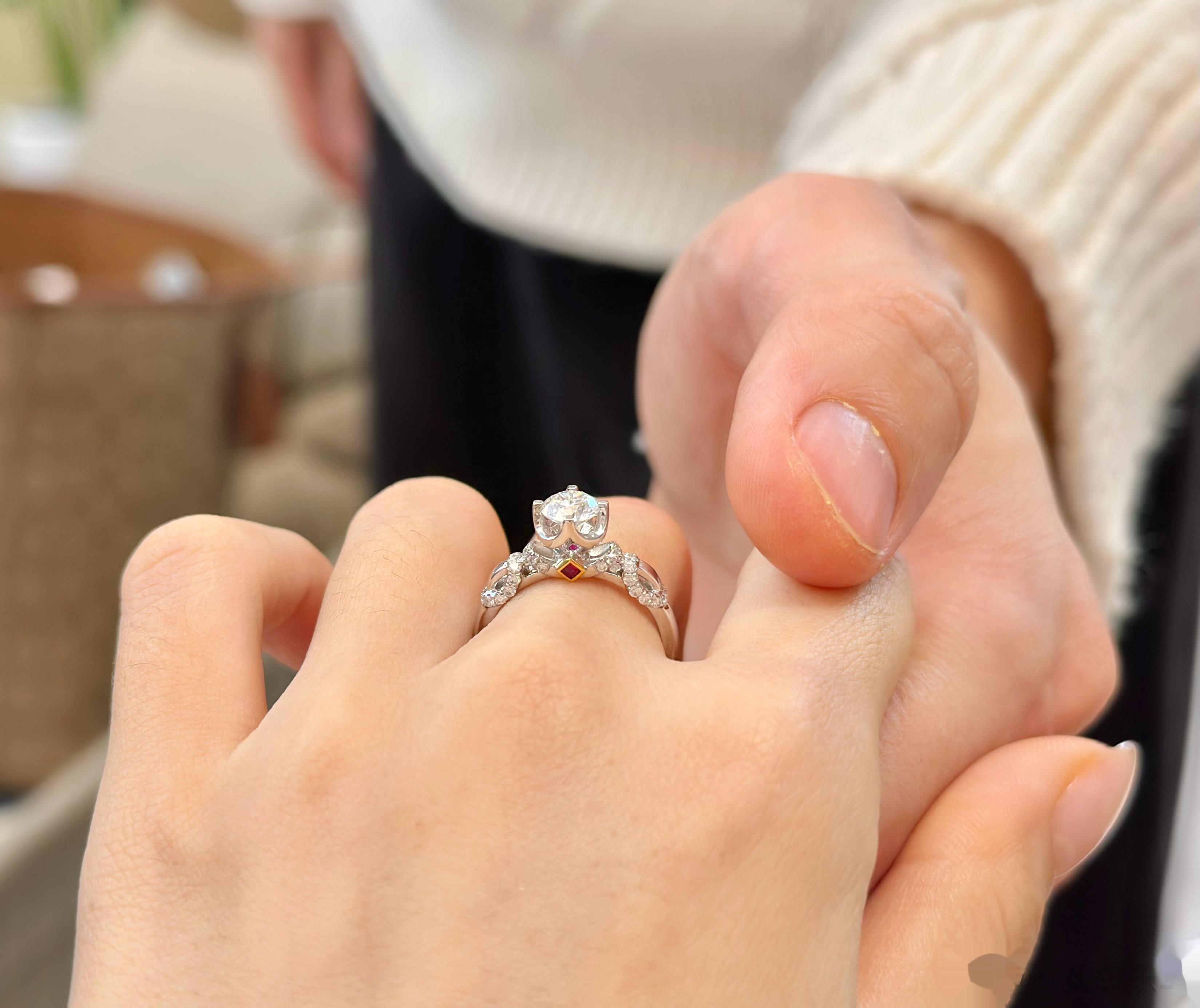 #美美的她# 钻戒💍终于做好啦又往前迈了一步  ​​​