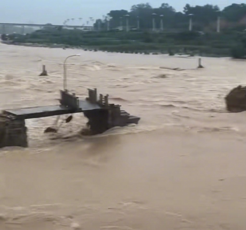 #福建仙游暴雨冲毁800年古桥#【福建仙游遭遇破纪录暴雨！当地历经多次修葺的百年