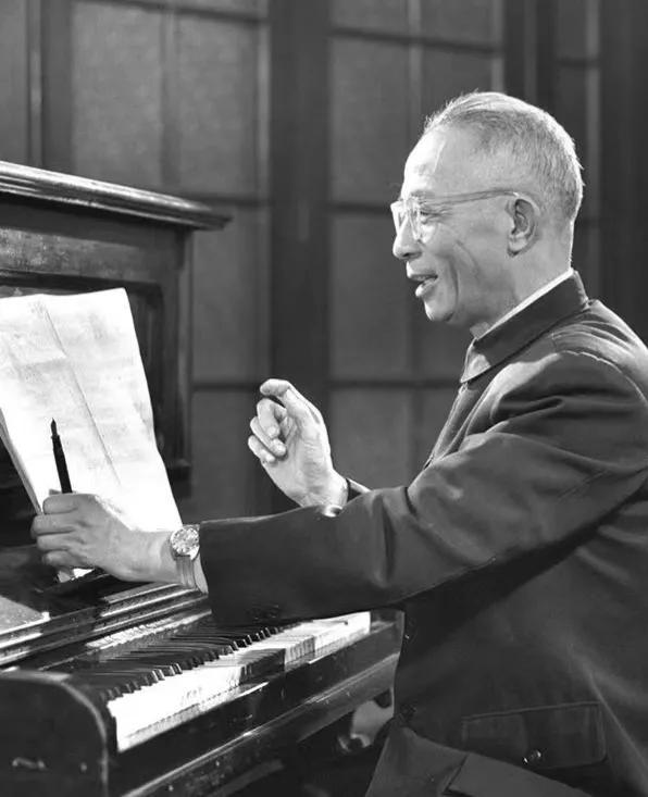 1950年，一列火车上，音乐家王莘突然大哭不已，乘客纷纷称他“神经病”。不过，王