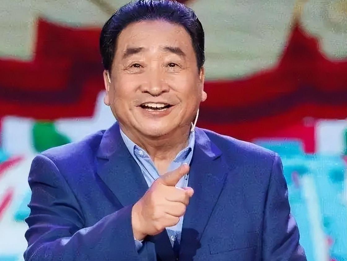 姜昆加州别墅的圣诞树亮了。
红头文件墨迹未干，太平洋对岸的彩灯先闪了起来。
反三