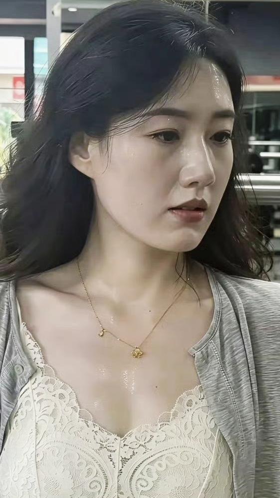 姐姐大汗淋漓，汗水顺着脸颊滑落，长发微微凌乱，黑丝渐染白霜，眼神专注从容，有一种