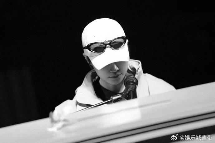 李宇春有求必应 粉丝喊想听《沐月光》，春春嘴上说着不妥协，身体却立刻开唱，暖心叮