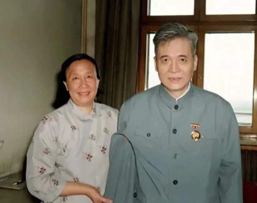 1985年，邓稼先来北京开会，张爱萍将军问他：你怎如此清瘦，脸色也差？他笑回：没