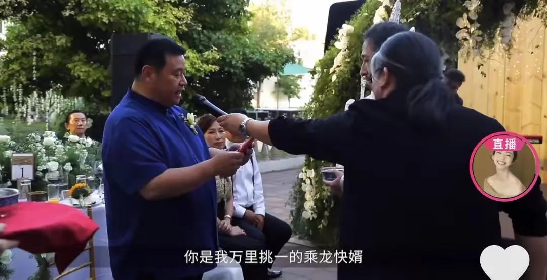 当年万千惠爸爸在女儿的婚礼对同龄的女婿三宝笑容满面说：“你是我万里挑一的乘龙快婿