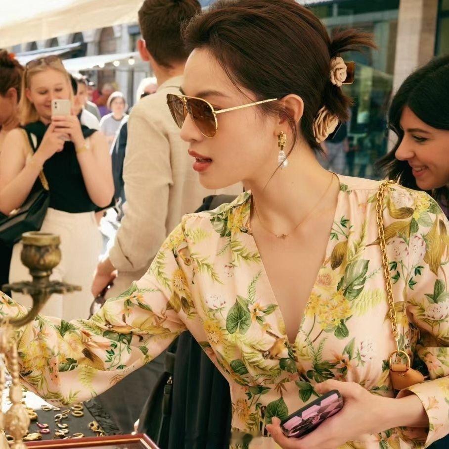 戴眼镜的钟楚曦超绝松弛感爱惨了钟楚曦戴眼镜的这种松弛感钟楚曦戴眼镜的松弛感太绝了