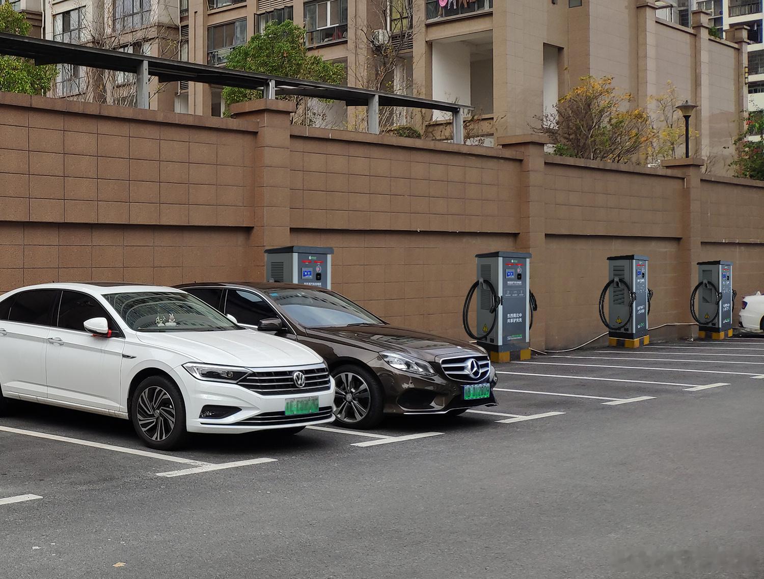 江西驴充充|交流和直流充电桩哪款设备好？在新能源汽车蓬勃发展的今天，充电桩作为“