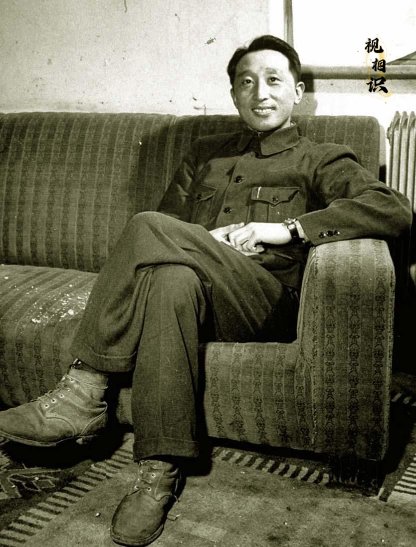 50年代，张作霖四子张学思将军的一张照片，镜头中他坐在沙发中，身穿中山装，笑意盈...