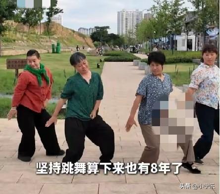 河南开封，4位平均年龄近60岁的农村大妈组团跳舞燃爆景区，她们舞步利落，元气满满