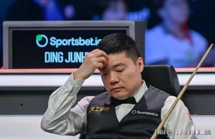 丁俊晖表演赛低级失误频频
北京时间12月28日，2025年斯诺克苏州邀请赛最后一