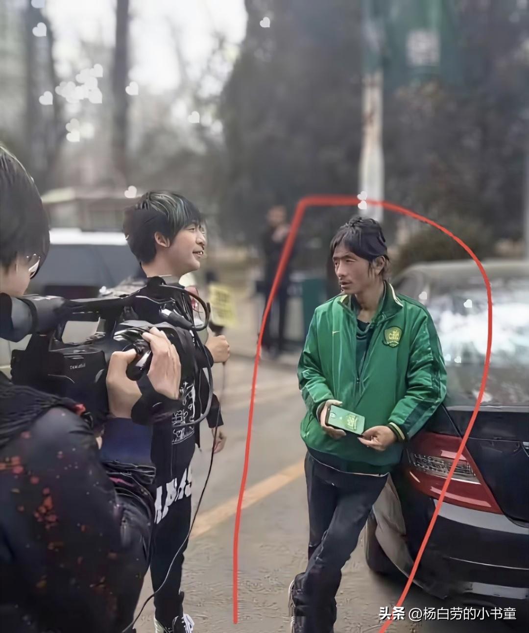 犀利哥也已垂垂老矣！
于街头偶遇犀利哥接受采访，那镜头之下的他
若不仔细端详，着