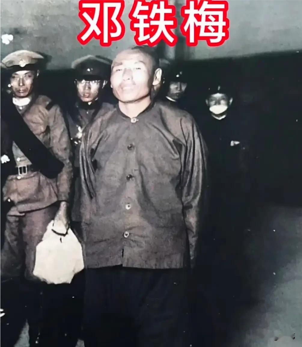 他是抗日英雄邓铁梅，当年他的贴身警卫居然为了10万奖赏选择背叛他。直接把他的行踪