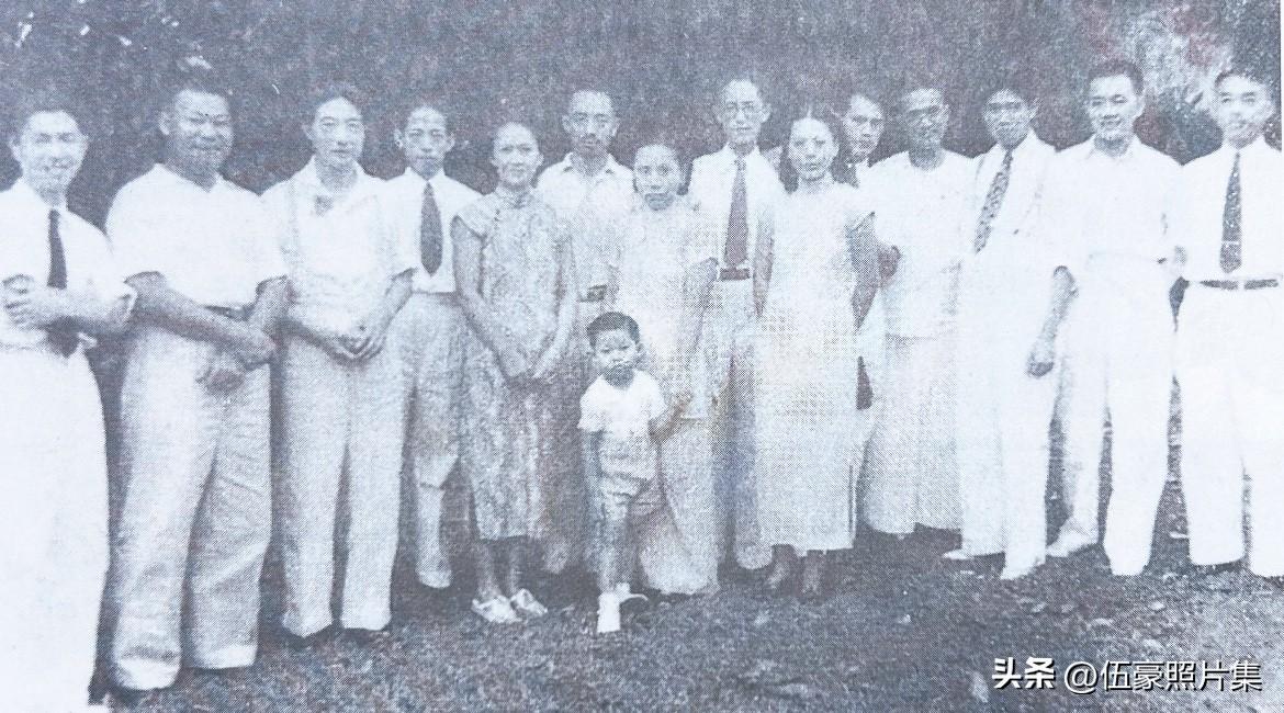 1939年夏，徐悲鸿与新加坡友人合影于新加坡。左起：1.刘抗、2.何光耀、3.徐