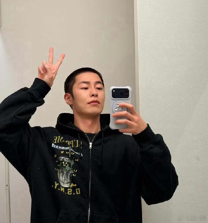 李宰旭入伍照李宰旭入伍照，寸头也挺帅的！李宰旭今日入伍