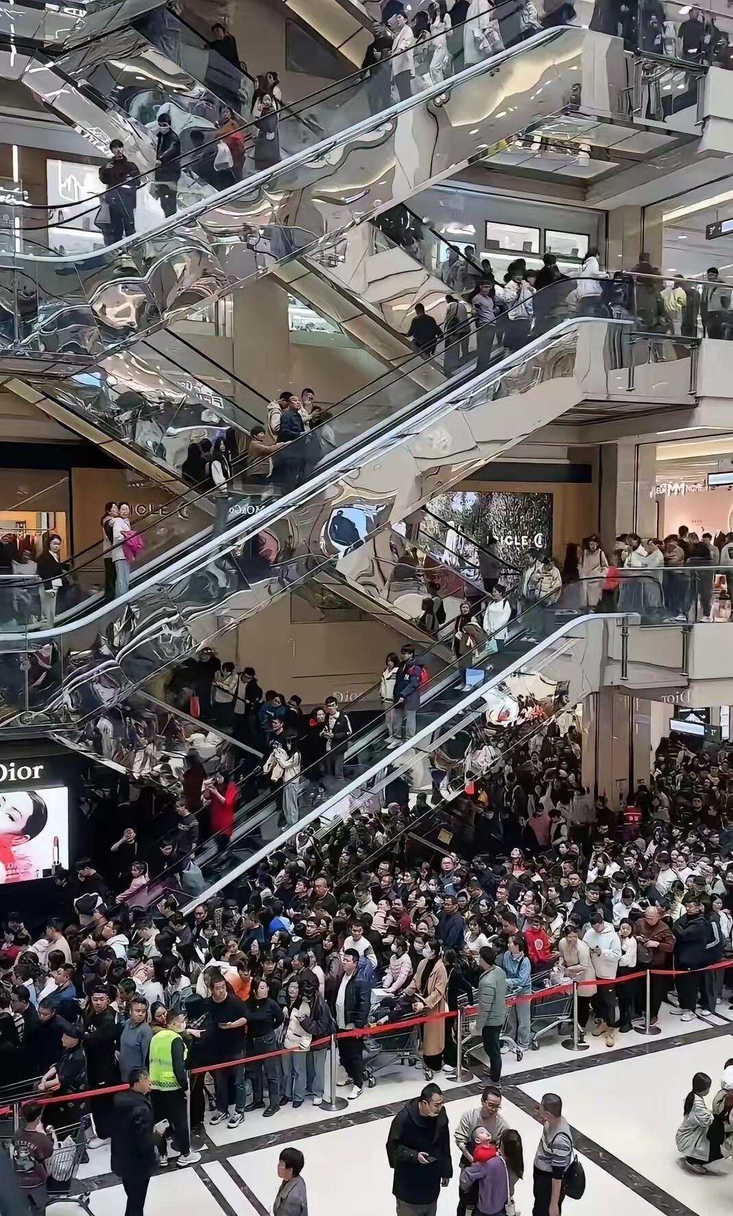 我问我在许昌的朋友，如果胖东来走了，那里能开什么？我朋友想了一会说，开什么也不行