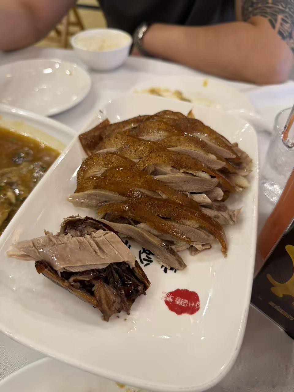 看着正宗的北京烤鸭真不错！外观油亮金黄色，颜色过关在看摆盘摆放整齐美观还行可是吃