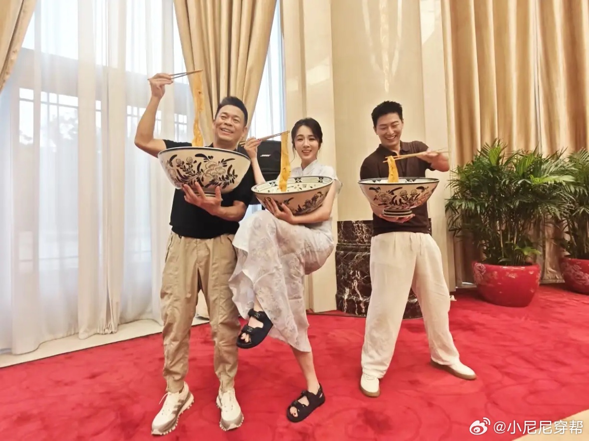 孙浩带窦骁、孙晓晨，吃陕西油泼面，超大碗！圈里的西北人真的很团结，孙浩拍戏，找的