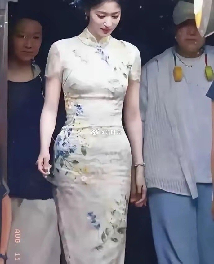 胯大的女生简直就是天选旗袍人，看王楚然就知道了 