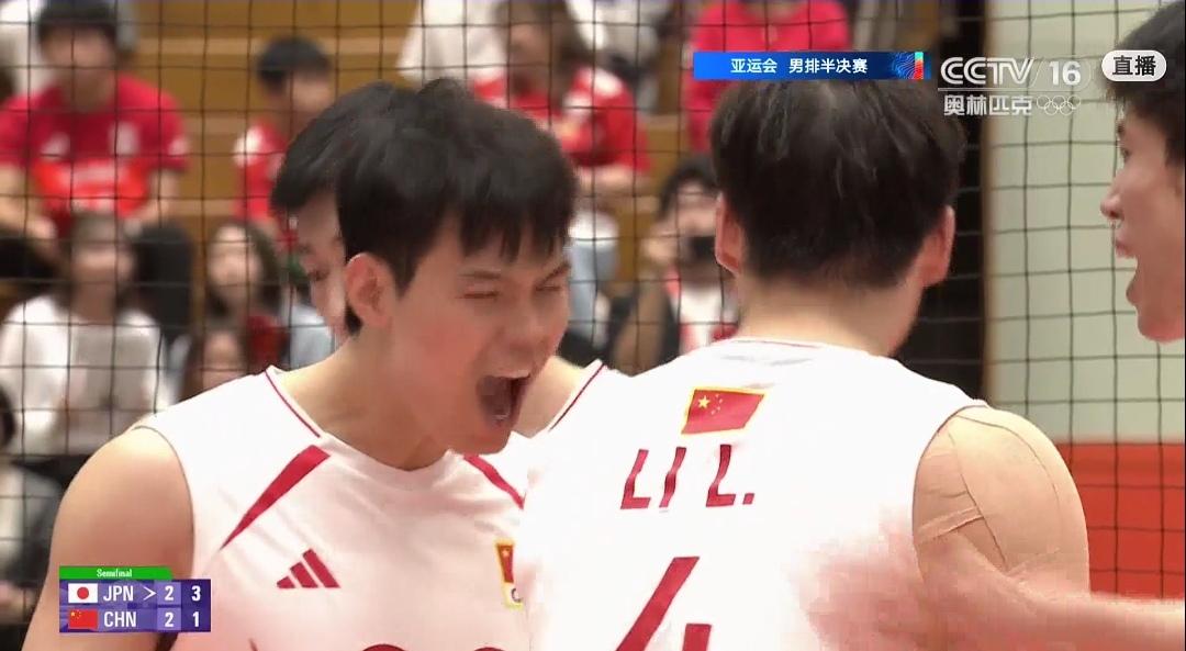 亚运会：中国男排惜败日本队无缘决赛！
小组赛全胜的中国男排，今天晚上迎来了与日本